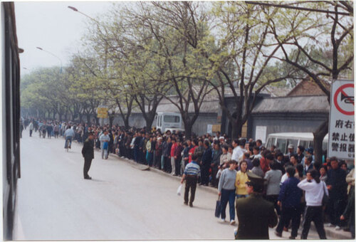 Falun-Dafa-Praktizierende warten friedlich am 25. April 1999 in Peking an von den Sicherheitskräften zugewiesenen Stellen. ©minghui.org