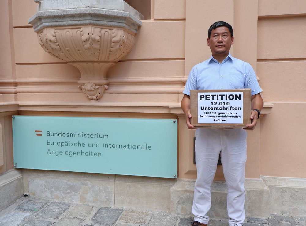 Übergabe der Petition gegen erzwungene Organentnahmen in China im Außenministerium durch Yong Wang, Obmann des Österreichischen Falun Dafa Vereins. Foto: FDI Österreich