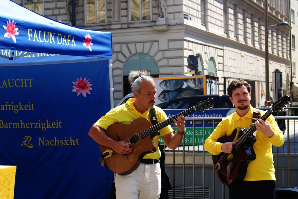 Das Duo Schneeberger und Sieber, inspiriert von Falun Dafa. Foto: FDI Österreich