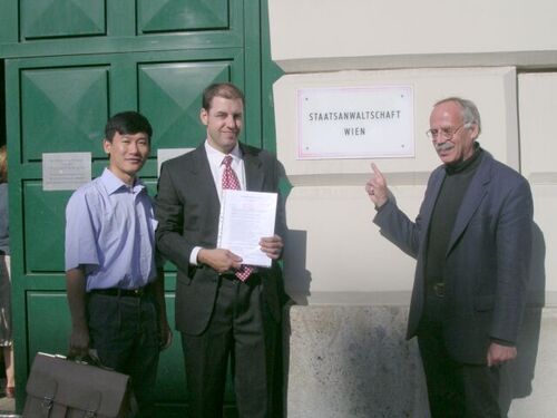 Vertreter des Falun Dafa Vereines mit Rechtsbeistand bei Übergabe der Anzeige bei der Staatsanwaltschaft